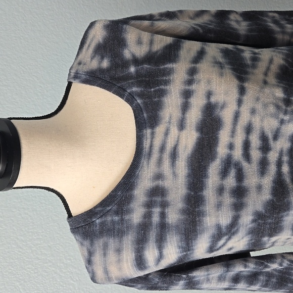 Young Fabulous & Broke Split Back Chiffon 3/4 sleeves Top Blue Tie Dye Sz Large - Picture 2 of 10